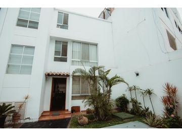 VENDO LINDA CASA EN URB EL GOLF CON VISTA  A CANCHA DE GOLF