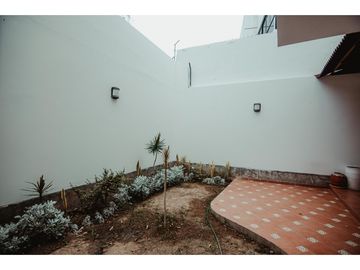 VENDO LINDA CASA EN URB EL GOLF CON VISTA  A CANCHA DE GOLF