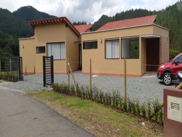 casa en arriendo/venta en valverde. Cod A400318