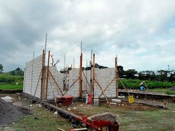 Rumah ekonomis bergaya eropa di utara Candi Prambanan