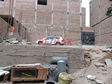 VENTA DE CASA COMO TERRENO EN AV. PUMACAHUA CON DOBLE FRENTE

AREA TOTAL.   452.56M2
Frente : 9.86  ML
Derecha : 40.20 ML
Izquierda : 40.40 ML
F