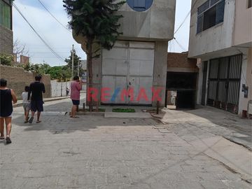 VENTA DE CASA COMO TERRENO EN AV. PUMACAHUA CON DOBLE FRENTE

AREA TOTAL.   452.56M2
Frente : 9.86  ML
Derecha : 40.20 ML
Izquierda : 40.40 ML
F