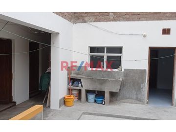 VENTA DE CASA COMO TERRENO EN AV. PUMACAHUA CON DOBLE FRENTE

AREA TOTAL.   452.56M2
Frente : 9.86  ML
Derecha : 40.20 ML
Izquierda : 40.40 ML
F