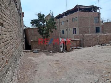 VENTA DE CASA COMO TERRENO EN AV. PUMACAHUA CON DOBLE FRENTE

AREA TOTAL.   452.56M2
Frente : 9.86  ML
Derecha : 40.20 ML
Izquierda : 40.40 ML
F
