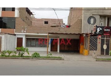 VENTA DE CASA COMO TERRENO EN AV. PUMACAHUA CON DOBLE FRENTE

AREA TOTAL.   452.56M2
Frente : 9.86  ML
Derecha : 40.20 ML
Izquierda : 40.40 ML
F