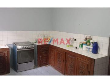 VENTA DE CASA COMO TERRENO EN AV. PUMACAHUA CON DOBLE FRENTE

AREA TOTAL.   452.56M2
Frente : 9.86  ML
Derecha : 40.20 ML
Izquierda : 40.40 ML
F