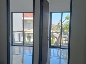 Rumah Pakuwon City baru gress, Strategis