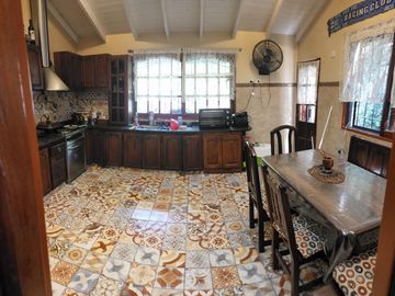 Casa 5 Ambientes Garage Living 4 Dormitorios Escritorio Cocina Patio Pileta Fondo Libre