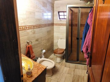 Casa 5 Ambientes Garage Living 4 Dormitorios Escritorio Cocina Patio Pileta Fondo Libre