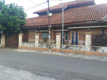 Rumah 2 Lantai dekat lottemart Maguwoharjo, lebar jalan aspal 6 meter