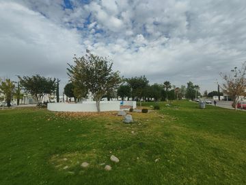 Casa en Venta con habitacion en P.B. en Rancho Santa Mónica