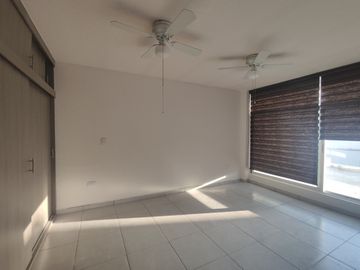 Casa en Venta con habitacion en P.B. en Rancho Santa Mónica