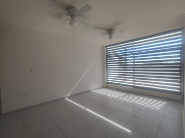 Casa en Venta con habitacion en P.B. en Rancho Santa Mónica