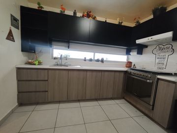 Casa en Venta con habitacion en P.B. en Rancho Santa Mónica