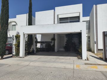 Casa en Venta con habitacion en P.B. en Rancho Santa Mónica