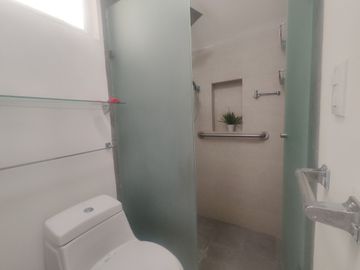 Casa en Venta con habitacion en P.B. en Rancho Santa Mónica