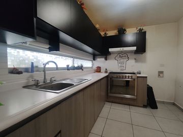 Casa en Venta con habitacion en P.B. en Rancho Santa Mónica