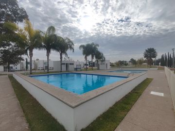 Casa en Venta con habitacion en P.B. en Rancho Santa Mónica