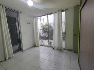 Casa en Venta con habitacion en P.B. en Rancho Santa Mónica