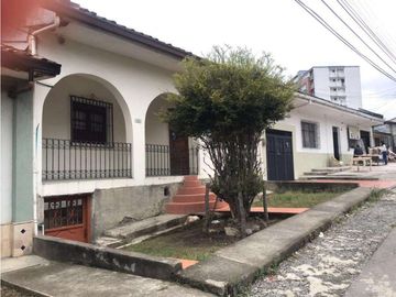 Vendo casa de 300 m2 ideal para proyecto de construccion u oficinas en el barrio prados del norte o recuerdo