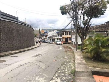 Vendo casa de 300 m2 ideal para proyecto de construccion u oficinas en el barrio prados del norte o recuerdo