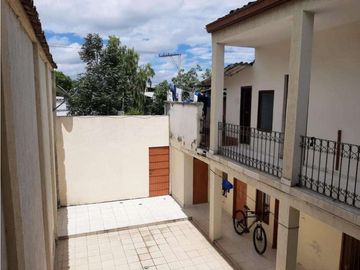 Vendo casa de 300 m2 ideal para proyecto de construccion u oficinas en el barrio prados del norte o recuerdo