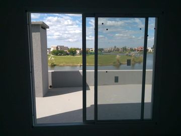 Casa en venta de 5 ambientes a la Laguna El Canton Barrio Norte