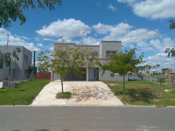 Casa en venta de 5 ambientes a la Laguna El Canton Barrio Norte