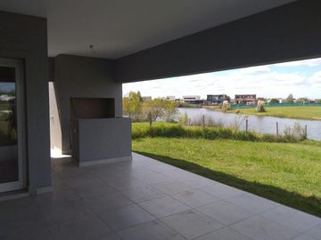 Casa en venta de 5 ambientes a la Laguna El Canton Barrio Norte