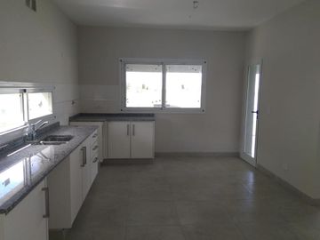 Casa en venta de 5 ambientes a la Laguna El Canton Barrio Norte