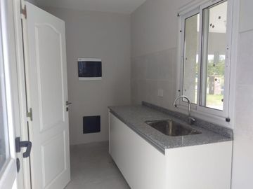 Casa en venta de 5 ambientes a la Laguna El Canton Barrio Norte