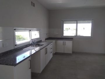 Casa en venta de 5 ambientes a la Laguna El Canton Barrio Norte