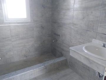 Casa en venta de 5 ambientes a la Laguna El Canton Barrio Norte