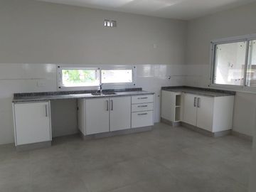 Casa en venta de 5 ambientes a la Laguna El Canton Barrio Norte