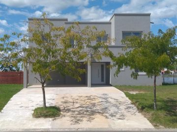 Casa en venta de 5 ambientes a la Laguna El Canton Barrio Norte