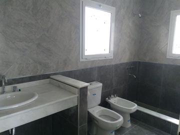 Casa en venta de 5 ambientes a la Laguna El Canton Barrio Norte