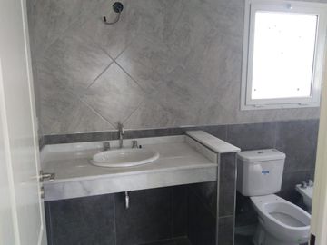 Casa en venta de 5 ambientes a la Laguna El Canton Barrio Norte