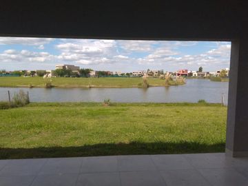 Casa en venta de 5 ambientes a la Laguna El Canton Barrio Norte