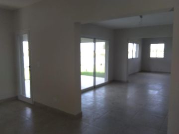Casa en venta de 5 ambientes a la Laguna El Canton Barrio Norte