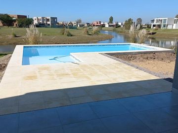 Casa en venta de 5 ambientes a la Laguna El Canton Barrio Norte