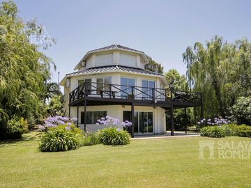Hermosa Casa en Alquiler de 5 Ambientes ubicada en la Isla Santa Monica