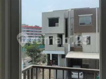 Jual Rugi Murah Rumah Baru 3 Lantai Jalan 3 Mobil di Kelapa Gading