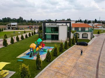 Casa en venta en Metepec con 4 habitaciones y diseño Californiano