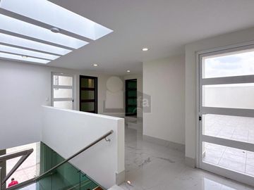 Casa en venta en Metepec con 4 habitaciones y diseño Californiano