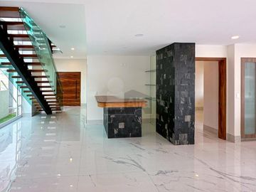 Casa en venta en Metepec con 4 habitaciones y diseño Californiano
