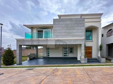 Casa en venta en Metepec con 4 habitaciones y diseño Californiano