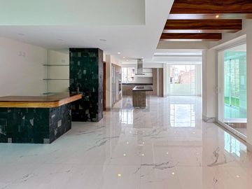 Casa en venta en Metepec con 4 habitaciones y diseño Californiano