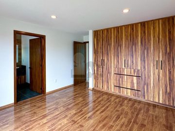 Casa en venta en Metepec con 4 habitaciones y diseño Californiano
