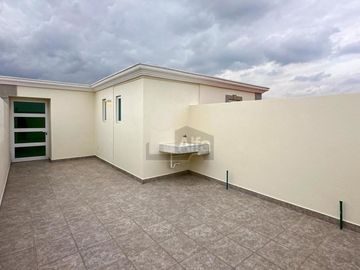 Casa en venta en Metepec con 4 habitaciones y diseño Californiano