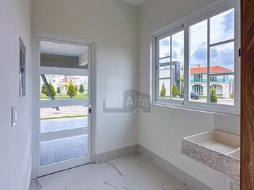 Casa en venta en Metepec con 4 habitaciones y diseño Californiano